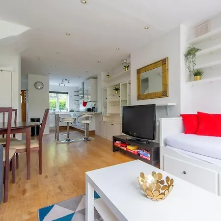 Lovely 2-Bed 15 Minutes To Central London Exterior photo